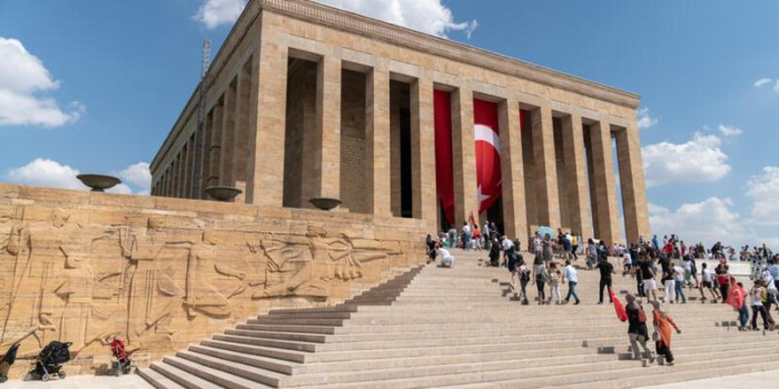 19 Mayıs Atatürk'ü Anma, Gençlik ve Spor Bayramı'nda Anıtkabir her bölgeden ziyaretçilerle doldu.