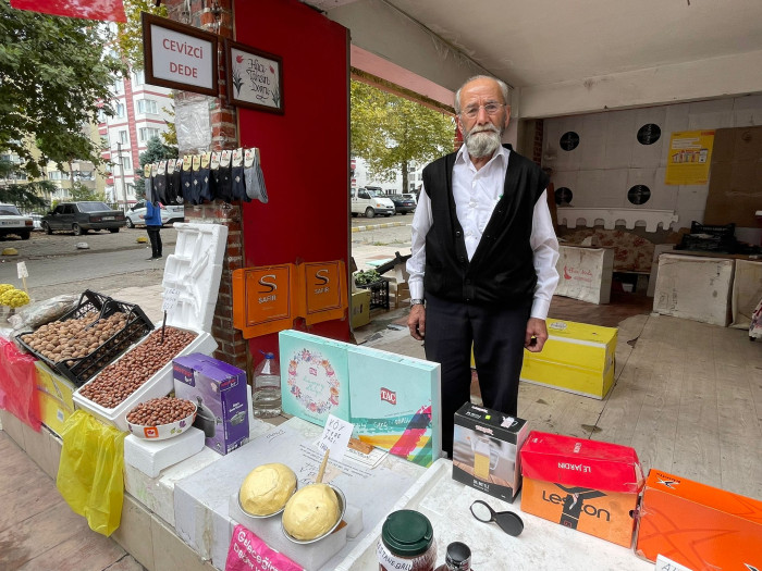 88 yaşındaki Hacı Tahsin Doğru, ilerleyen yaşına rağmen pazarcılık yapıyor